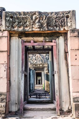 Phimai Tarih Parkı, Tayland 'da Buda Heykeli ile Kapı Çerçevesi