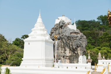 Beyaz pagoda ve büyük taş Phra Phutthabat Tapınağı, Tayland