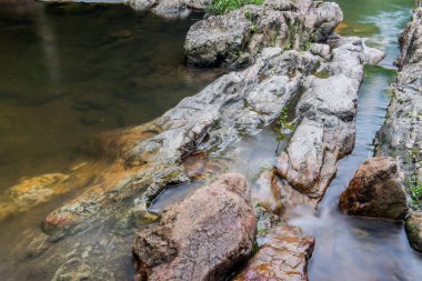 Tayland 'daki ulusal parkta kayalar ve su akışı