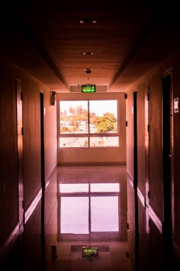 Penceresinde ışık olan koridor, Tayland.