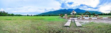 CHIANG MAI, THAILAND - 11 Eylül 2020: Huay Tueng Thao Eyaleti Koyun Kuklalarıyla Yeşil Alan Panorama Manzarası.