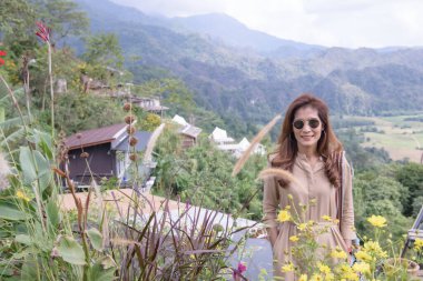 Phayao Eyaleti Phu Langka Bakış Alanı 'nda dağ manzaralı Asyalı kadın..