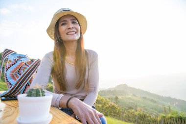 Chiang Rai vilayetinde Doi Chang Mup 'la birlikte bir kadın turist..