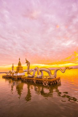 Beyaz Naga heykeli Kwan Phayao, Tayland 'da.