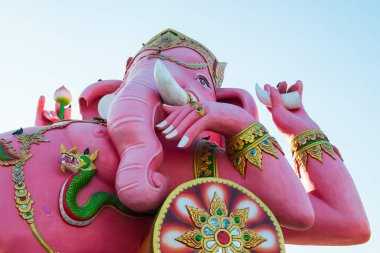 Tayland 'ın Chachoengsao ilindeki Saman Rattanaram Tapınağı' nda Beyaz Gök 'te Pembe Ganesha Heykeli