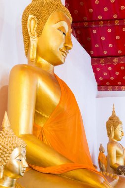 Tayland 'daki Tayland tapınağında gülümseyen eski Buda..