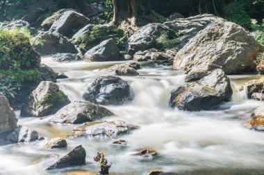 Su Khlong Lan Şelalesinde akıyor, Tayland