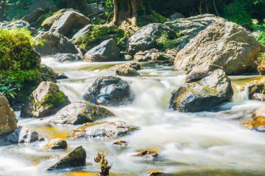 Su Khlong Lan Şelalesinde akıyor, Tayland