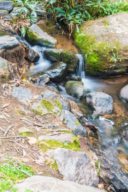 Su Maesa Noi Şelalesi 'nde akıyor, Tayland.