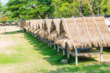 Tayland 'ın Chiangmai ilindeki Huay Tueng Tao gölünde kulübeler..