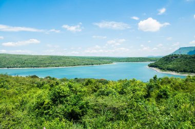 Lamtakong barajının manzarası, Tayland.