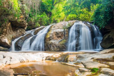 Maesa şelalesinin manzarası, Tayland.