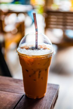 Tahta Masa üzerinde buzlu süt çayı, Tayland.