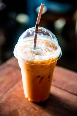 Tahta Masa üzerinde buzlu süt çayı, Tayland.