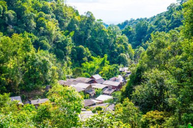 Tayland 'da ormandaki küçük bir köy..