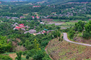 Chiang Mai, Tayland 'da Mae Chaem bölgesinin dağ manzaralı tarım alanı.
