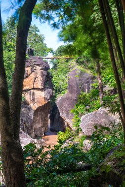 Ob Luang Ulusal Parkı, Tayland 'da nehrin üzerinde küçük bir köprü..