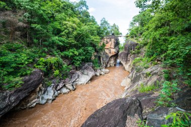 Tayland 'daki Ob Luang Ulusal Parkı' nda büyük uçurumu olan küçük bir köprü..