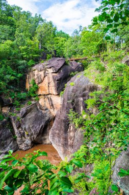 Tayland 'daki Ob Luang Ulusal Parkı' nda büyük uçurumu olan küçük bir köprü..