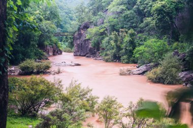Ob Luang Ulusal Parkı, Tayland 'da nehrin üzerinde küçük bir köprü..