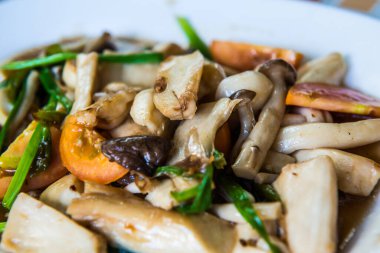 İstiridye sosu, Tayland ile üç mantar karıştırın.