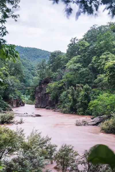 Ob Luang Ulusal Parkı, Tayland 'da nehrin üzerinde küçük bir köprü..