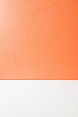 Beyaz şeritli turuncu sıva duvar, Tayland.