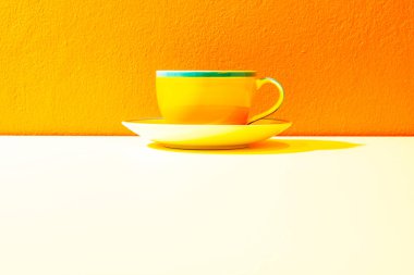 Turuncu duvarlı sarı kahve fincanı, Tayland.