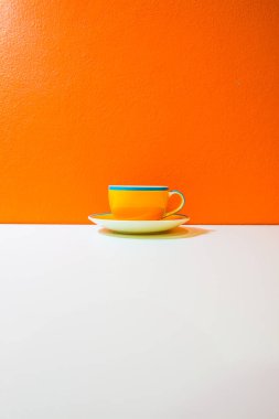 Turuncu duvarlı, beyaz tabanlı sarı kahve fincanı, Tayland.