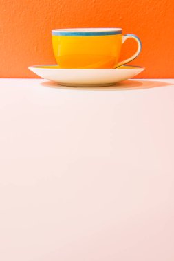 Turuncu duvarlı, beyaz tabanlı sarı kahve fincanı, Tayland.