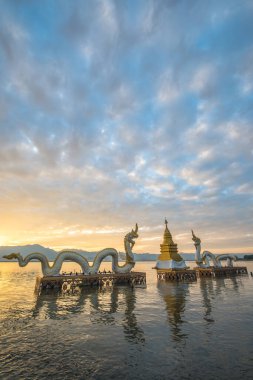 Beyaz Naga heykeli Kwan Phayao, Tayland 'da.