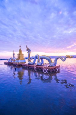 Beyaz Naga heykeli Kwan Phayao, Tayland 'da.