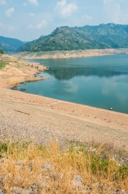 Güzel manzara Khundanprakarnchon Barajı, Tayland