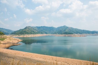 Güzel manzara Khundanprakarnchon Barajı, Tayland