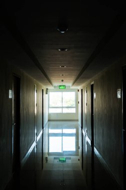 Penceresinde ışık olan koridor, Tayland.