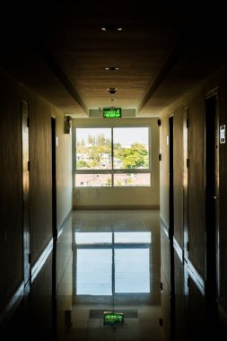 Penceresinde ışık olan koridor, Tayland.