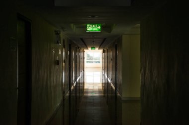 Penceresinde ışık olan koridor, Tayland.