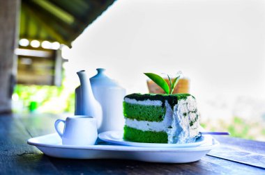 Tayland 'ın Chiang Mai şehrinde dağ manzaralı yeşil çay keki ve içecek seti..