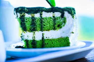 Beyaz seramik tabakta taze yeşil çay keki.