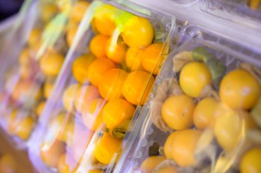 Chiang Mai Eyaleti, Tayland 'da bir meyve standında plastik kutularda bektaşi üzümü..