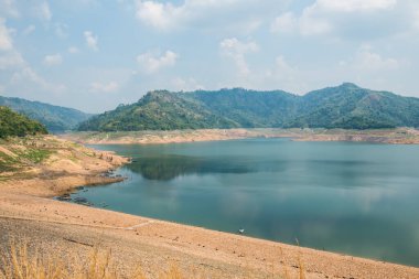 Güzel manzara Khundanprakarnchon Barajı, Tayland