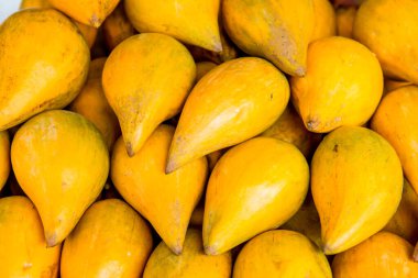 Tayland 'da satışta yumurta meyvesi ya da Canistel..