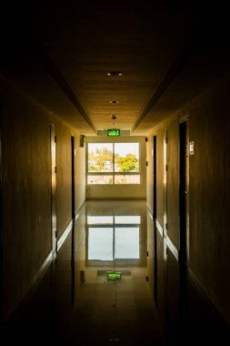 Penceresinde ışık olan koridor, Tayland.