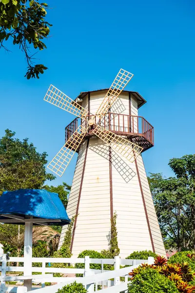 Parktaki yel değirmeni, Tayland.