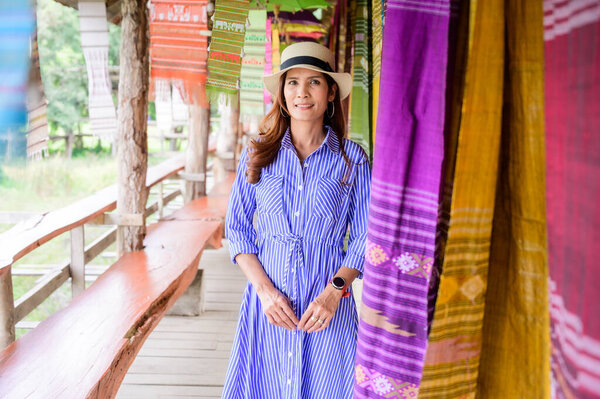 Тайская девочка в синем платье с тайской тканью на фоне, Нан Прованс.