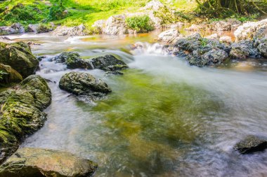 Su Khlong Lan Şelalesinde akıyor, Tayland