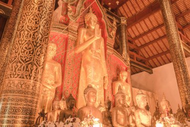Wat Chedi Luang Tapınağında Buda duruyor, Tayland.