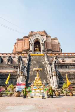 Tayland 'daki antik Varaviharn tapınağı Chediluang pagoda.