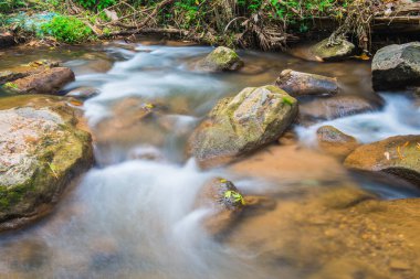 Su Maesa Noi Şelalesi 'nde akıyor, Tayland.
