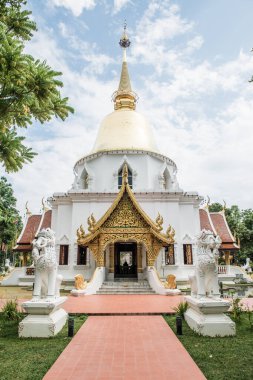 Tayland 'ın Chiangmai eyaletindeki Darabhirom Ormanı Manastırı' ndan Prabudabath Si Roi Pagoda.